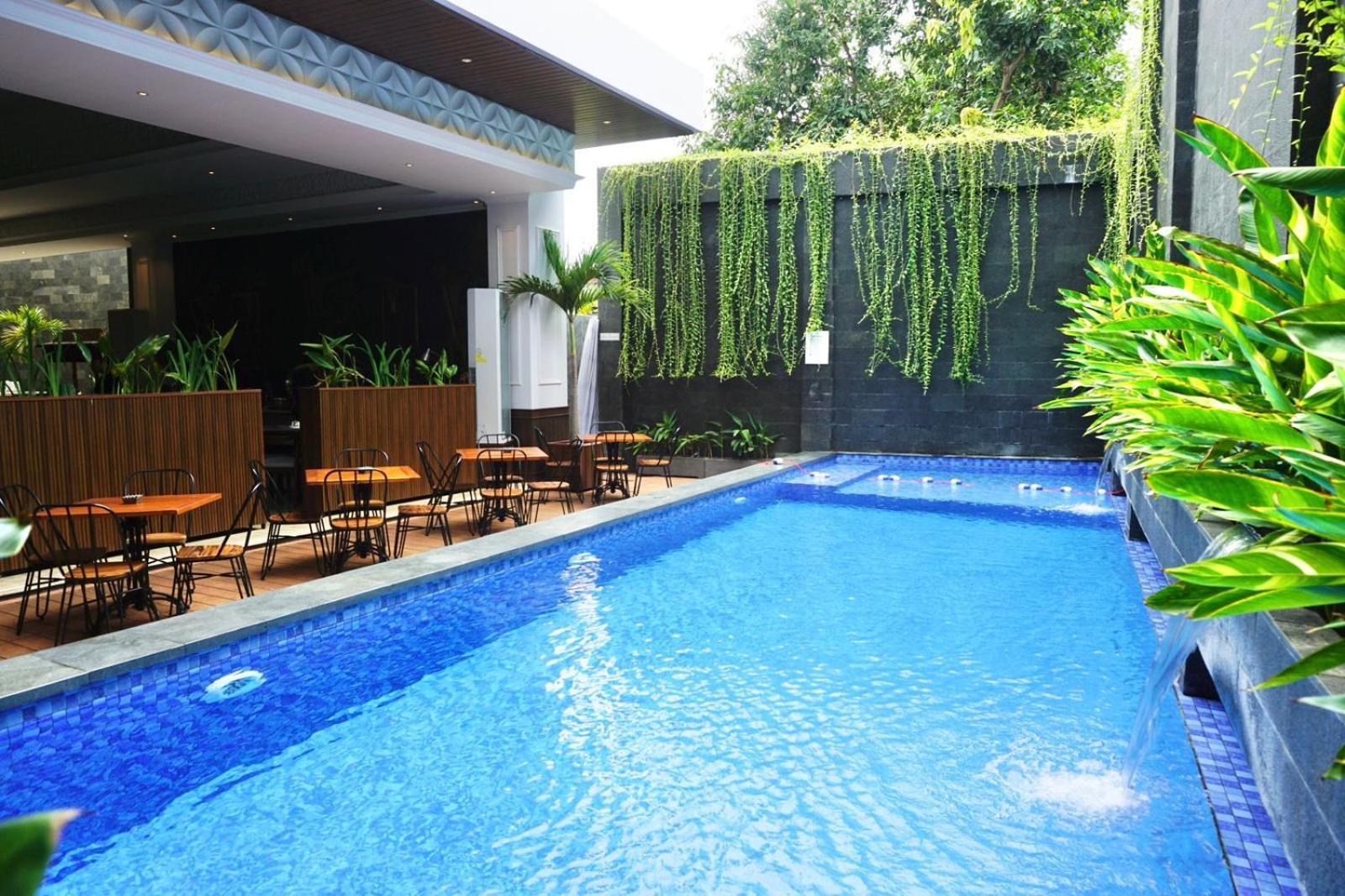 The Malioboro Hotel & Conference Center Yogyakarta Bagian luar foto