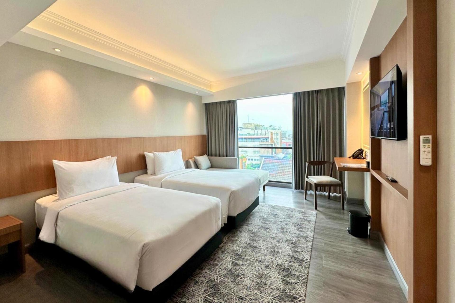 The Malioboro Hotel & Conference Center Yogyakarta Bagian luar foto